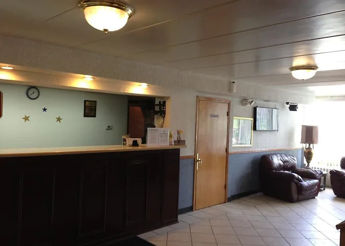 Super 8 East Hotel 2*